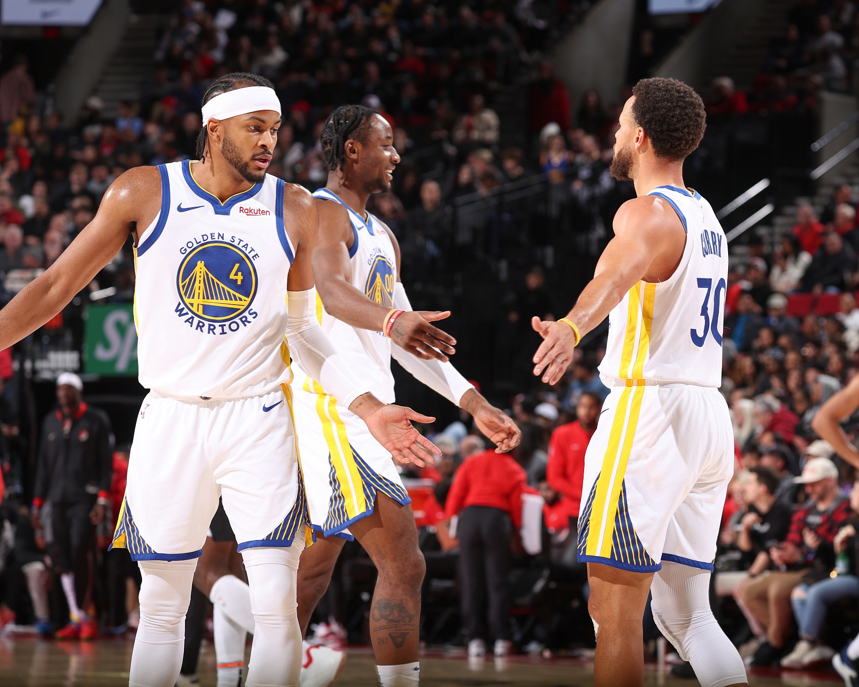 开云体育-库里谈穆迪：他的三分非常有帮助 他不在乎命中率&amp;投篮没有压力